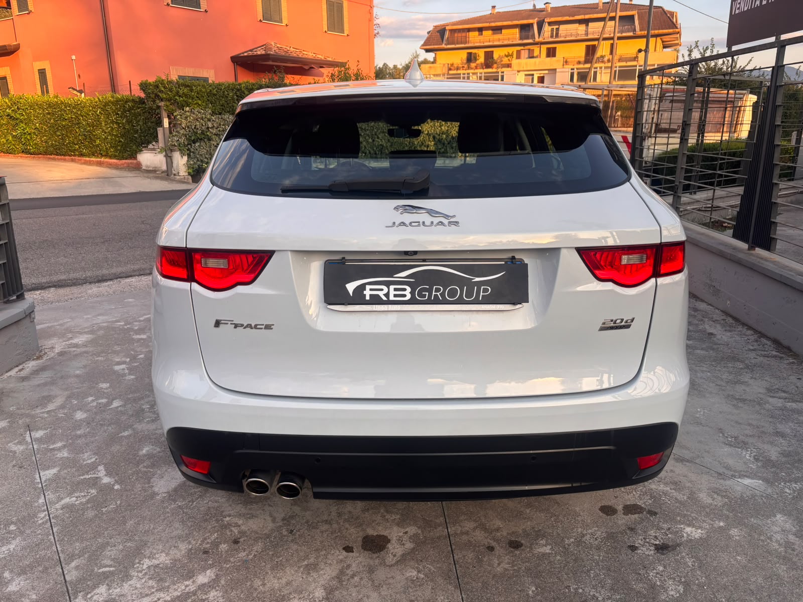 Jaguar F-Pace 2.0 D 180 CV AWD aut. Prestige - immagine 5
