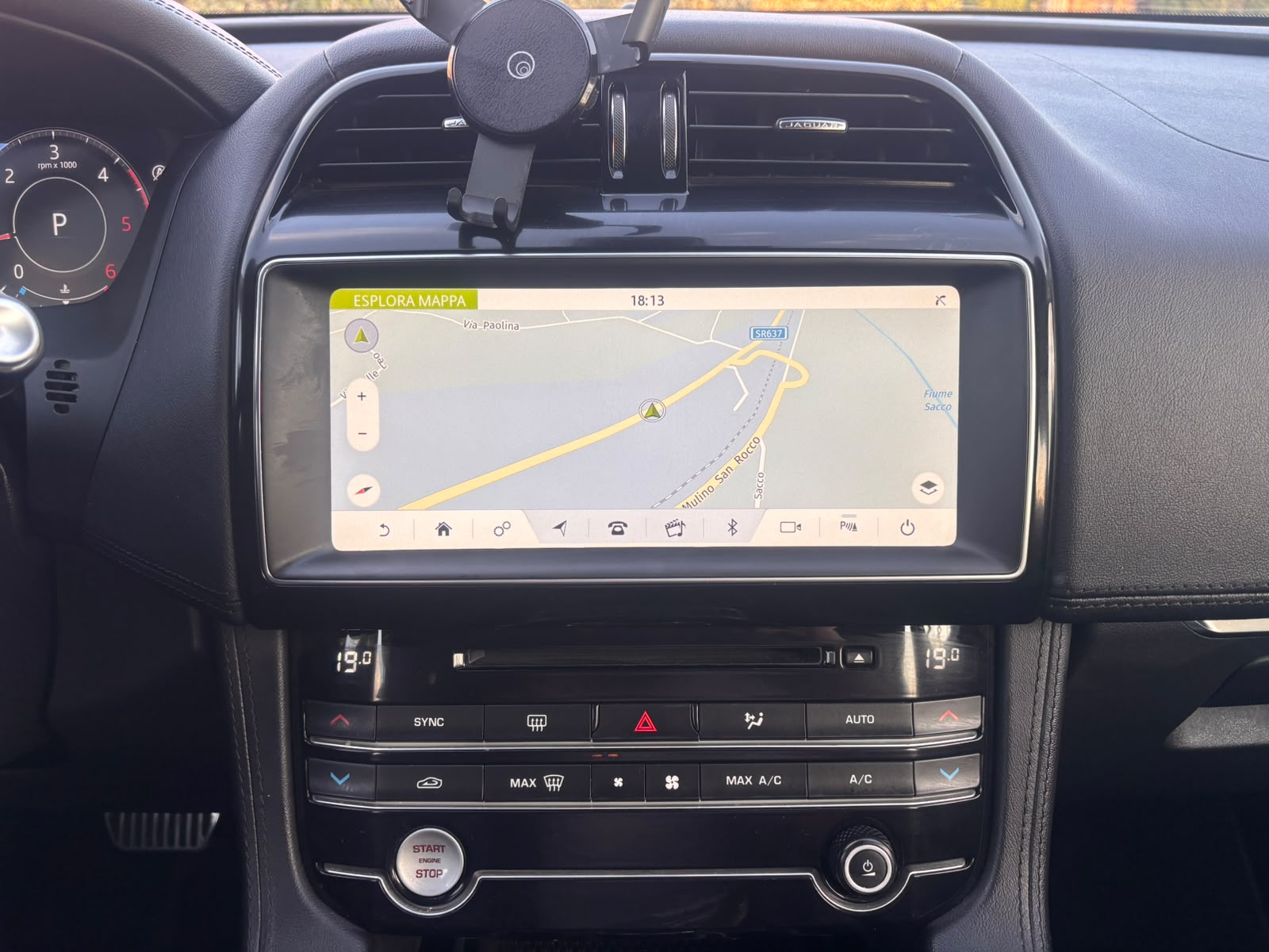 Jaguar F-Pace 2.0 D 180 CV AWD aut. Prestige - immagine 20