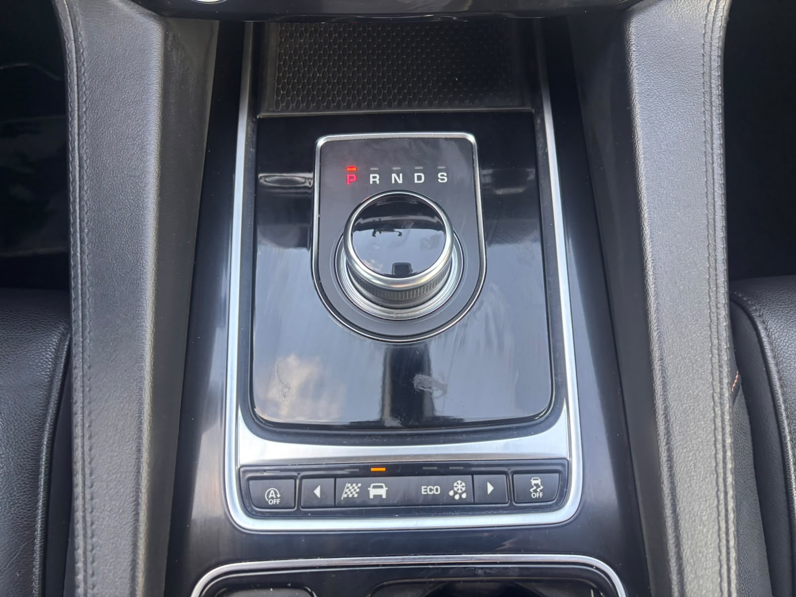 Jaguar F-Pace 2.0 D 180 CV AWD aut. Prestige - immagine 22