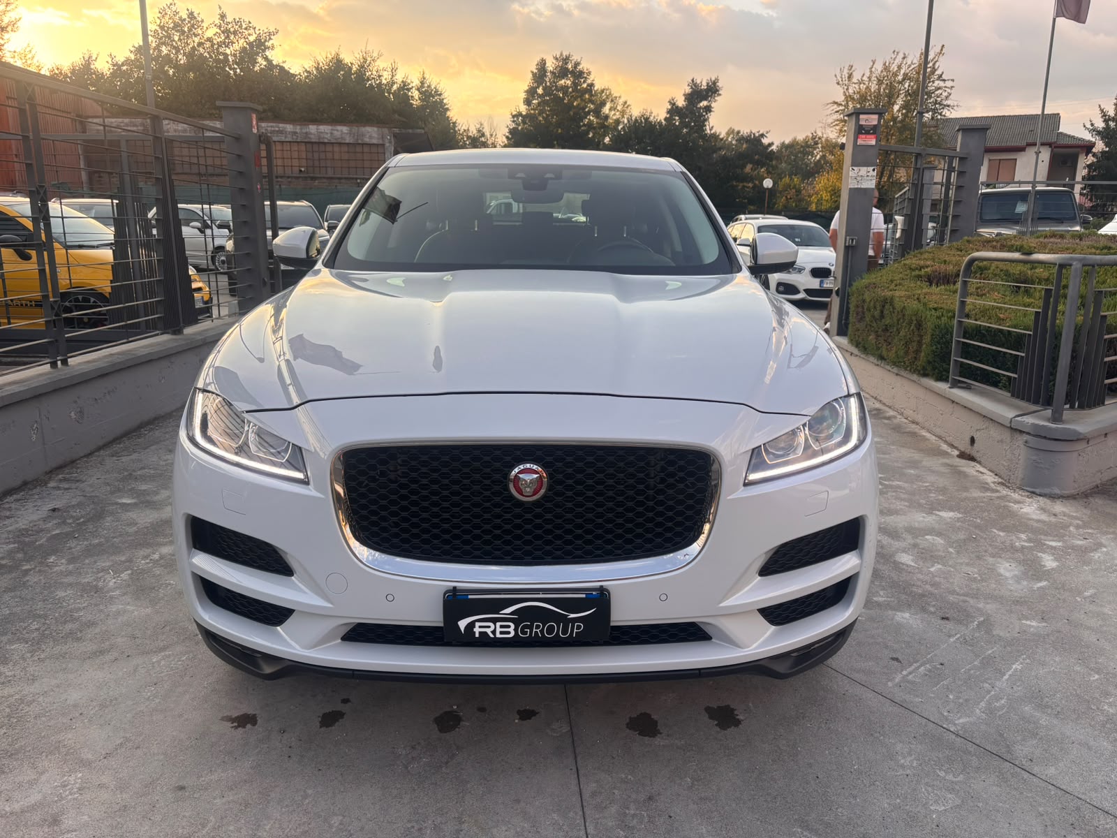 Jaguar F-Pace 2.0 D 180 CV AWD aut. Prestige - immagine 2