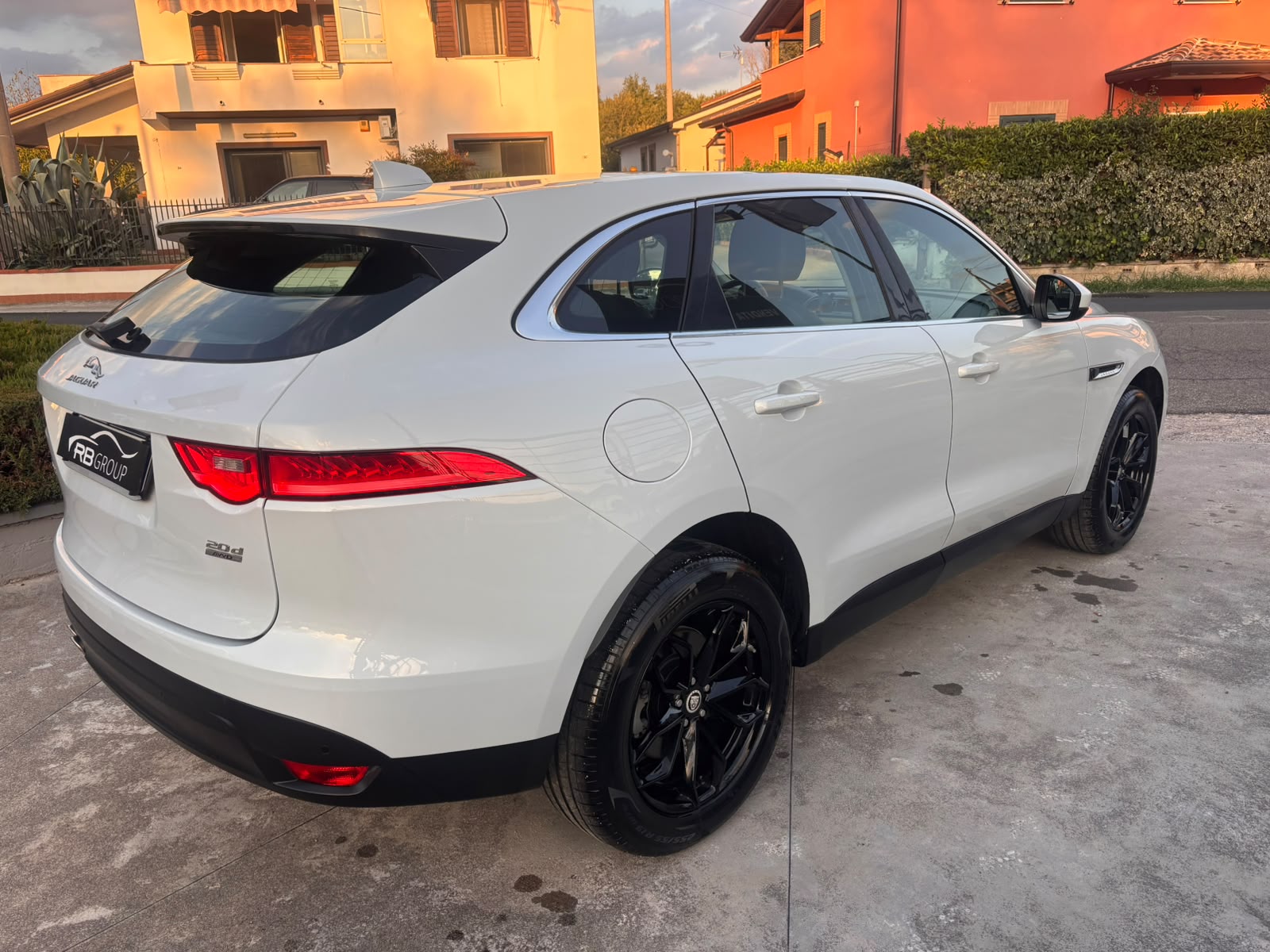 Jaguar F-Pace 2.0 D 180 CV AWD aut. Prestige - immagine 4