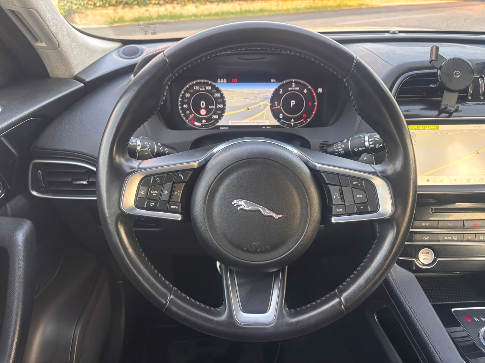 Jaguar F-Pace 2.0 D 180 CV AWD aut. Prestige - immagine 18
